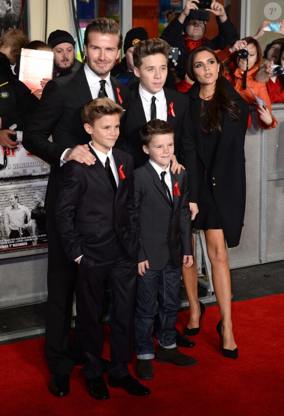 Le clan Beckham, avec Brooklyn (entre David et Victoria) et ses petits frères Romeo et Cruz à Londres. Le 1er décembre 2013.
