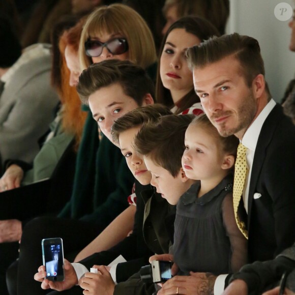 David Beckham et ses enfants Harper, Cruz, Romeo et Brooklyn lors du défilé Victoria Beckham à New York. Le 9 février 2014.