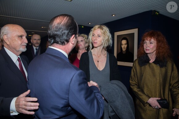 Jean-Louis Livi, François Hollande, Sandrine Kiberlain et Sabine Azéma lors de la présentation du film Aimer, boire et chanter à Paris le 10 mars 2014