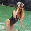 Khloé Kardashian, ultrasexy en vacances, expose sa jolie plastique dans un maillot une-pièce.