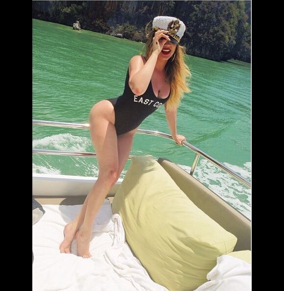 Khloé Kardashian, ultrasexy en vacances, expose sa jolie plastique dans un maillot une-pièce.