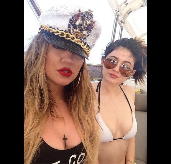 Khloé Kardashian et Kylie Jenner profitent de leurs vacances en maillot.