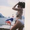 Kylie Jenner, en bateau pendant ses vacances, nous présente sa jolie chute de reins !