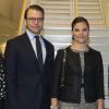 La princesse Victoria et le prince Daniel de Suède posant le 1er avril 2014 lors de leur visite de l'agence pour l'emploi de Solna.