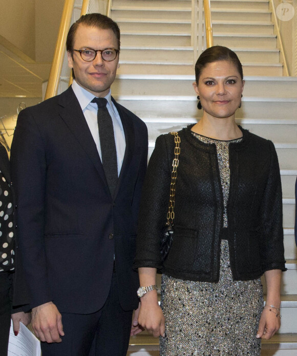 La princesse Victoria et le prince Daniel de Suède posant le 1er avril 2014 lors de leur visite de l'agence pour l'emploi de Solna.