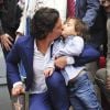 Orlando Bloom embrasse son fils Flynn, 3 ans, sur le Hollywood Walk of Fame à Los Angeles, le 2 avril 2014.