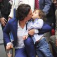  Orlando Bloom embrasse son fils Flynn, 3 ans, sur le Hollywood Walk of Fame &agrave; Los Angeles, le 2 avril 2014. 
