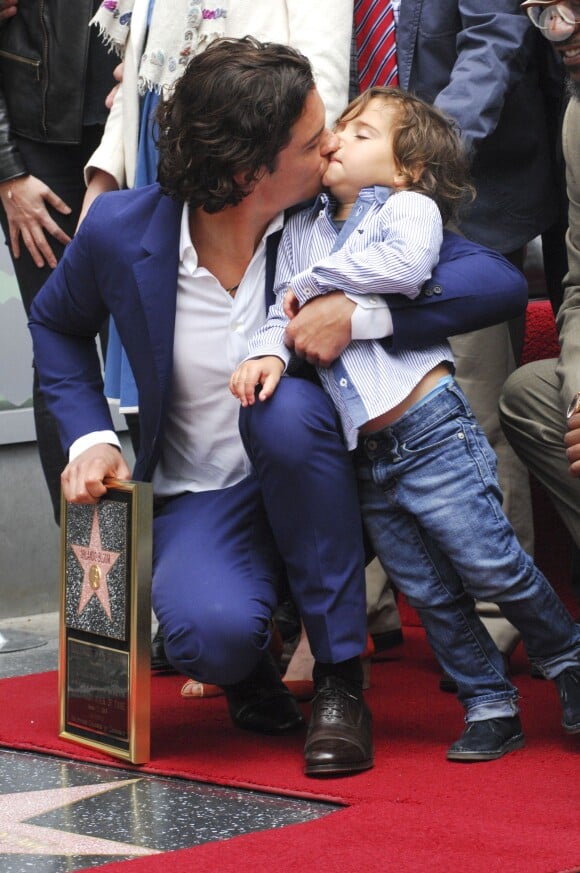 <p>Orlando Bloom embrasse son fils Flynn, 3 ans, sur le Hollywood Walk of Fame à Los Angeles, le 2 avril 2014.</p>