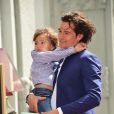  Orlando Bloom dans ses bras, son fils Flynn, 3 ans, sur le Hollywood Walk of Fame &agrave; Los Angeles, le 2 avril 2014. 