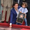Orlando Bloom reçoit son étoile aux côtés de son fils Flynn, 3 ans, sur le Hollywood Walk of Fame à Los Angeles, le 2 avril 2014.