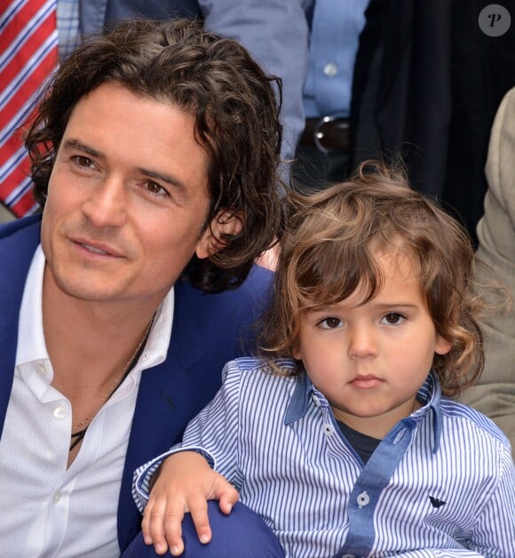 <p>Orlando Bloom reçoit son étoile aux côtés de son fils Flynn, 3 ans, sur le Hollywood Walk of Fame à Los Angeles, le 2 avril 2014.</p>