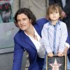 Orlando Bloom reçoit son étoile aux côtés de son fils Flynn, 3 ans, sur le Hollywood Walk of Fame à Los Angeles, le 2 avril 2014.
