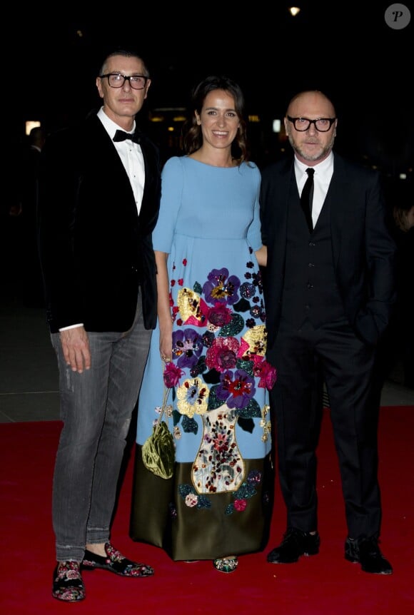 Domenico Dolce, Coco Brandolini et Stefano Gabbana assistent au vernissage de l'exposition The Glamour of Italian Fashion 1945-2014 à Londres, le 1er avril 2014.