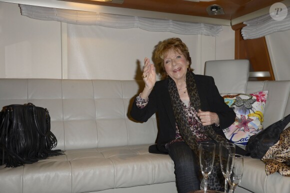 Marthe Mercadier, sur le point d'être expulsée de son appartement de Neuilly-sur-Seine pour loyers impayés, vient de recevoir une généreuse proposition des forains de la Foire du Trône qui lui mettent à disposition une caravane au coeur du bois de Vincennes le 4 avril 2014.