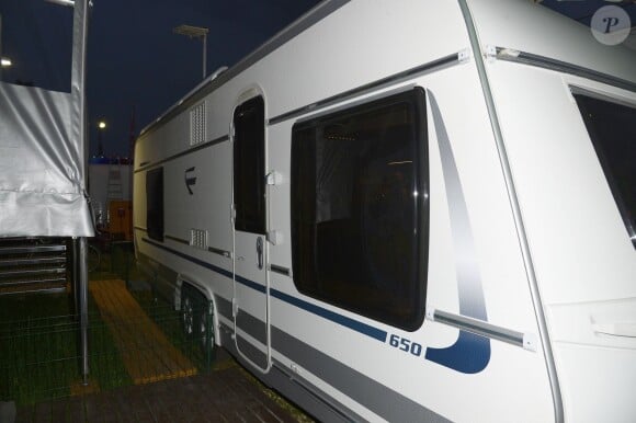 Marthe Mercadier, sur le point d'être expulsée de son appartement de Neuilly-sur-Seine pour loyers impayés, vient de recevoir une généreuse proposition des forains de la Foire du Trône qui lui mettent à disposition une caravane au coeur du bois de Vincennes le 4 avril 2014.