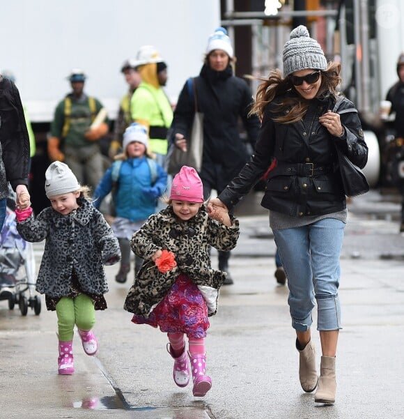 Sarah Jessica Parker emmène ses filles Tabitha et Marion à l'école à New York, le 31 mars 2014.