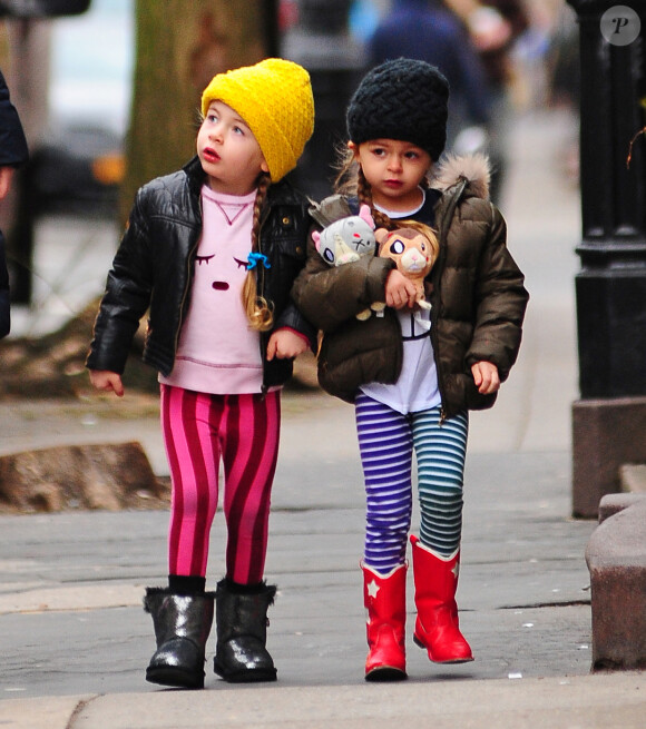 Les jumelles de Sarah Jessica Parker, Marion et Tabitha, sur le chemin de l'école à New York, le 16 janvier 2014.