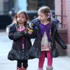 Les jumelles de Sarah Jessica Parker, Marion et Tabitha mangent une gaufre de chez Eggo sur le chemin de l'école à New York, le 17 janvier 2014.