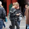 Exclusif - Cameron Diaz est allée manger au restaurant Ma Cocotte à Saint-Ouen, avec son amie actrice Leslie Mann. Le 6 avril 2014.