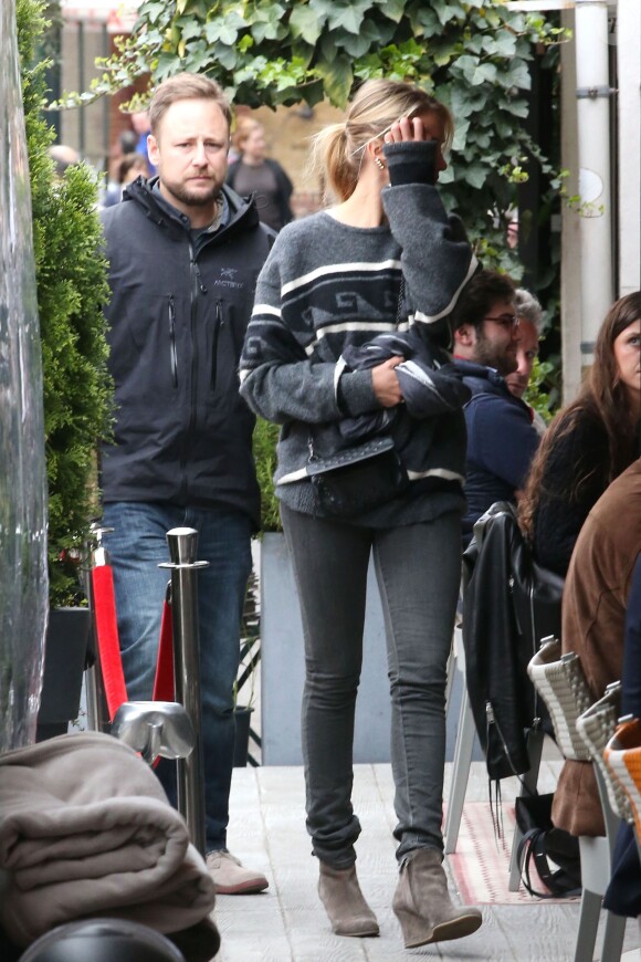 Exclusif - Cameron Diaz arrive au restaurant Ma Cocotte à Saint-Ouen, suivie par son amie actrice Leslie Mann. Le 6 avril 2014.