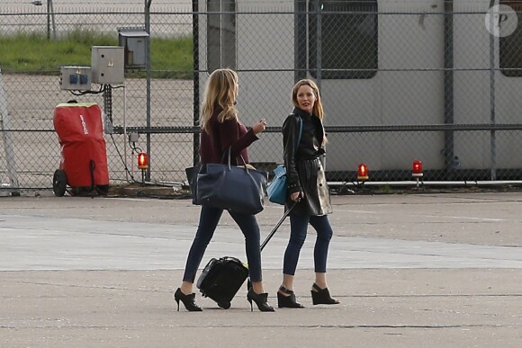 Kate Upton et Leslie Mann à l'aéroport du Bourget, le 6 avril 2014.
