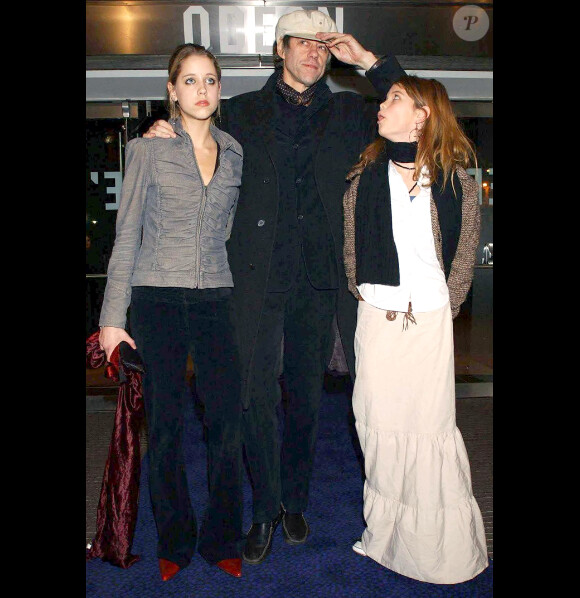 Bob Geldof et ses filles Peaches et Pixie à Londres en 2002.