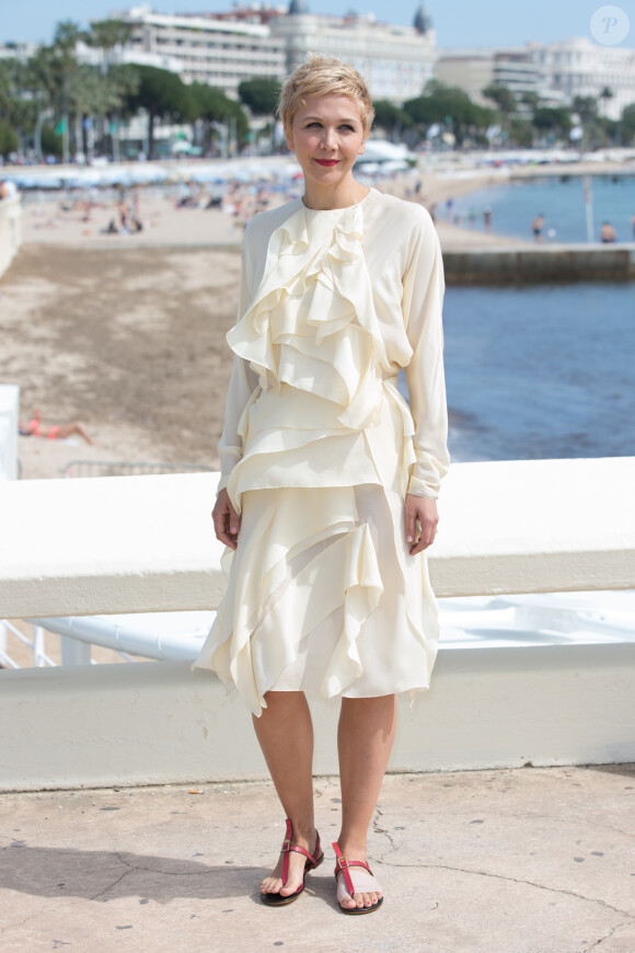 Maggie Gyllenhaal en Chloe lors du photocall pour la série The Honourable Woman au Miptv à Cannes le 7 avril 2014.