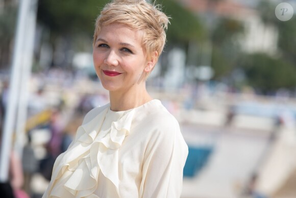 Maggie Gyllenhaal blonde lors du photocall pour la série The Honourable Woman au Miptv à Cannes le 7 avril 2014.