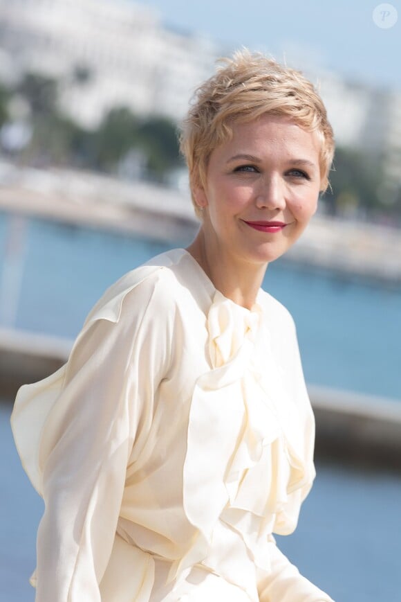 Maggie Gyllenhaal blonde lors du photocall pour la série The Honourable Woman au Miptv à Cannes le 7 avril 2014.
