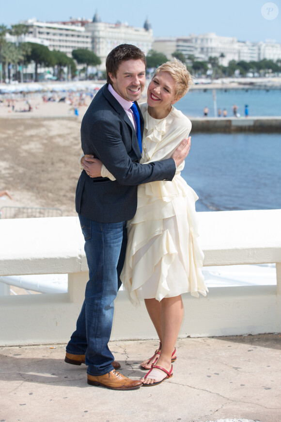 Maggie Gyllenhaal et Andrew Buchan lors du photocall pour The Honourable Woman au MIPTV à Cannes le 7 avril 2014.