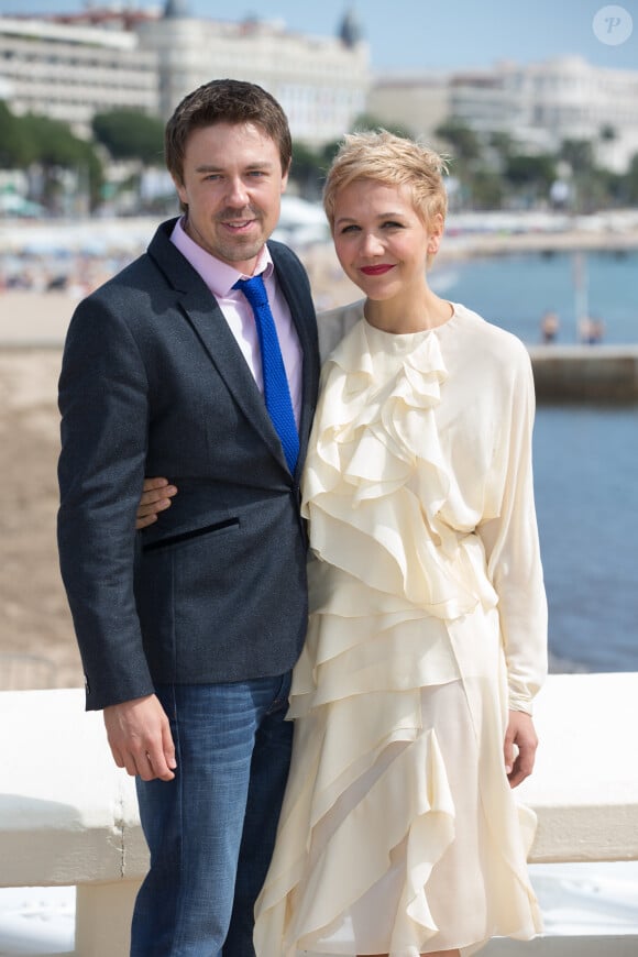 Maggie Gyllenhaal et Andrew Buchan lors du photocall pour The Honourable Woman au MIPTV à Cannes le 7 avril 2014.