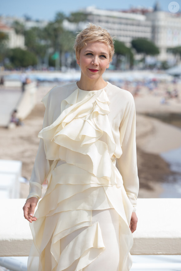 Maggie Gyllenhaal blonde lors du photocall pour la série The Honourable Woman au Miptv à Cannes le 7 avril 2014.