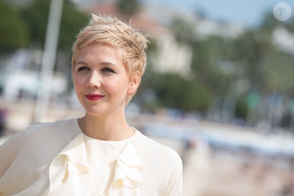 Maggie Gyllenhaal blonde lors du photocall pour la série The Honourable Woman au Miptv à Cannes le 7 avril 2014.