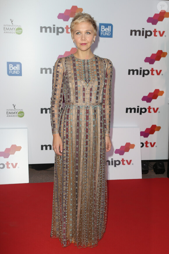 Maggie Gyllenhaal en Valentino et blonde lors de la cérémonie d'ouverture du MIPTV à l'hôtel Martinez à Cannes le 7 avril 23014.