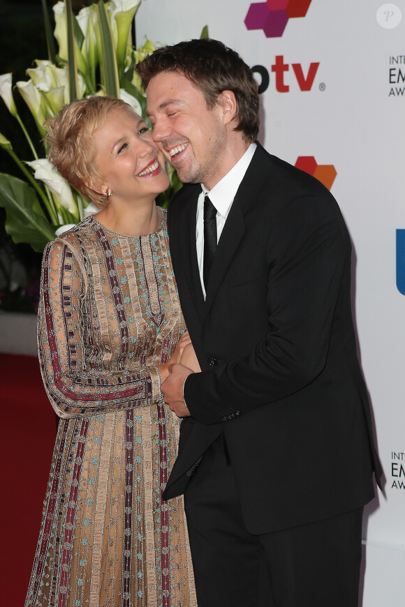 Maggie Gyllenhaal, Andrew Buchan lors de la cérémonie d'ouverture du MIPTV à l'hôtel Martinez à Cannes le 7 avril 23014.