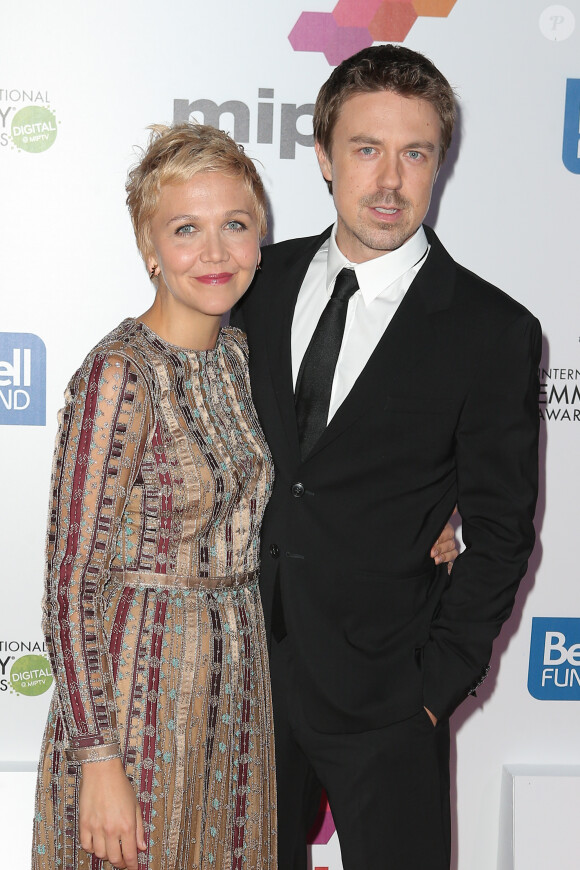 Maggie Gyllenhaal, Andrew Buchan lors de la cérémonie d'ouverture du MIPTV à l'hôtel Martinez à Cannes le 7 avril 23014.