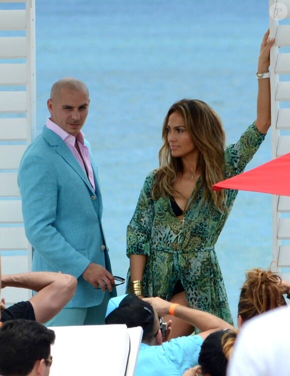 Jennifer Lopez et Pit Bull en Floride, le 5 mai 2013. 