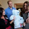 Le prince George de Cambridge, 8 mois, honorait son premier engagement officiel avec ses parents le prince William et Kate Middleton le 9 avril 2014 en Nouvelle-Zélande, lors d'un événement avec dix autres bébés organisé par l'association Plunket à la Maison du gouvernement à Wellington.