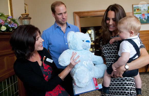 Le prince George de Cambridge, 8 mois, honorait son premier engagement officiel avec ses parents le prince William et Kate Middleton le 9 avril 2014 en Nouvelle-Zélande, lors d'un événement avec dix autres bébés organisé par l'association Plunket à la Maison du gouvernement à Wellington.