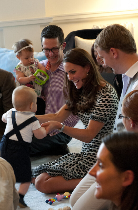 Le prince George de Cambridge, 8 mois, honorait son premier engagement officiel avec ses parents le prince William et Kate Middleton le 9 avril 2014 en Nouvelle-Zélande, lors d'un événement avec dix autres bébés organisé par l'association Plunket à la Maison du gouvernement à Wellington.