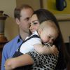 Le prince George de Cambridge, 8 mois, bien dans les bras de sa maman, honorait son premier engagement officiel avec ses parents le prince William et Kate Middleton le 9 avril 2014 en Nouvelle-Zélande, lors d'un événement avec dix autres bébés organisé par l'association Plunket à la Maison du gouvernement à Wellington.