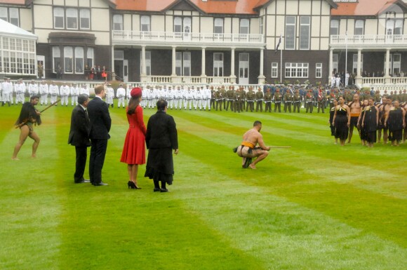 Le duc et la duchesse de Cambridge prenaient part le 7 avril 2014, à la Maison du gouvernement à Wellington, aux cérémonies d'accueil maories pour leur venue en Nouvelle-Zélande.