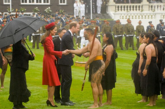 Le duc et la duchesse de Cambridge prenaient part le 7 avril 2014, à la Maison du gouvernement à Wellington, aux cérémonies d'accueil maories pour leur venue en Nouvelle-Zélande.