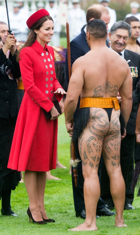 Le duc et la duchesse de Cambridge prenaient part le 7 avril 2014, à la Maison du gouvernement à Wellington, aux cérémonies d'accueil maories pour leur venue en Nouvelle-Zélande.