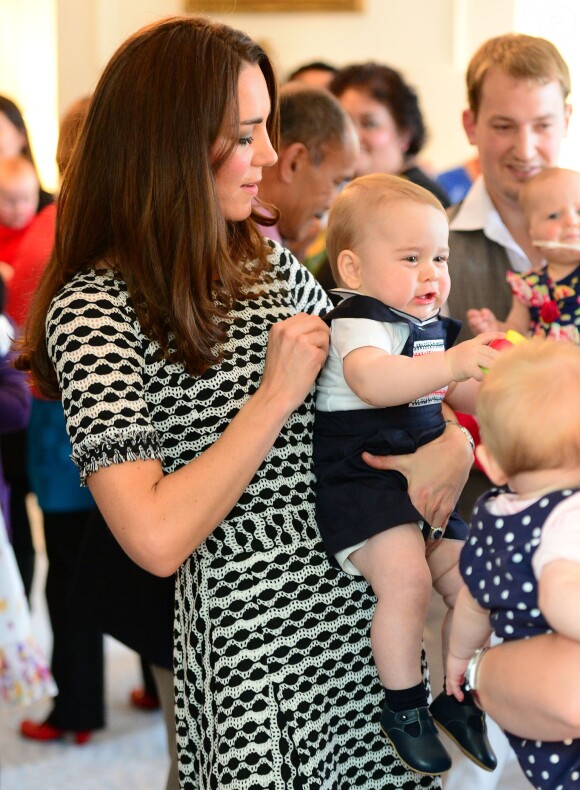 Le prince George de Cambridge, âgé de 8 mois, honorait son tout premier engagement officiel avec ses parents le prince William et Kate Middleton le 9 avril 2014 en Nouvelle-Zélande, lors d'un événement avec dix autres bébés organisé par l'association Plunket à la Maison du gouvernement à Wellington.