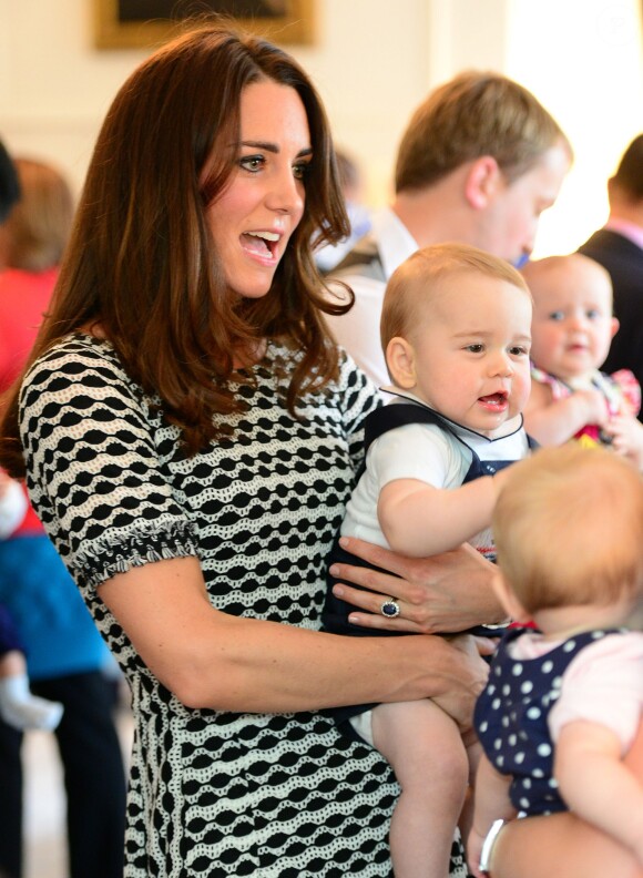 Le prince George de Cambridge, âgé de 8 mois, honorait son tout premier engagement officiel avec ses parents le prince William et Kate Middleton le 9 avril 2014 en Nouvelle-Zélande, lors d'un événement avec dix autres bébés organisé par l'association Plunket à la Maison du gouvernement à Wellington.
