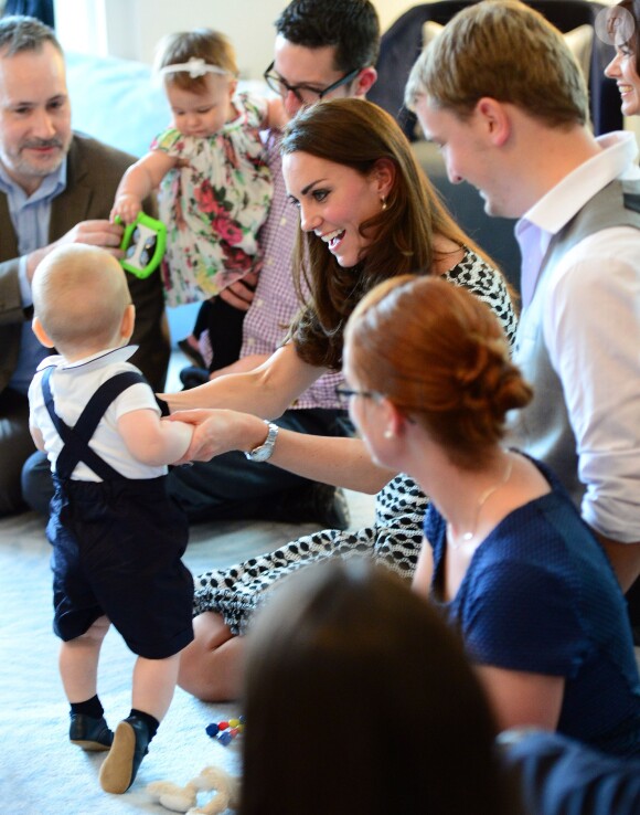 Le prince George de Cambridge, âgé de 8 mois, honorait son tout premier engagement officiel avec ses parents le prince William et Kate Middleton le 9 avril 2014 en Nouvelle-Zélande, lors d'un événement avec dix autres bébés organisé par l'association Plunket à la Maison du gouvernement à Wellington.