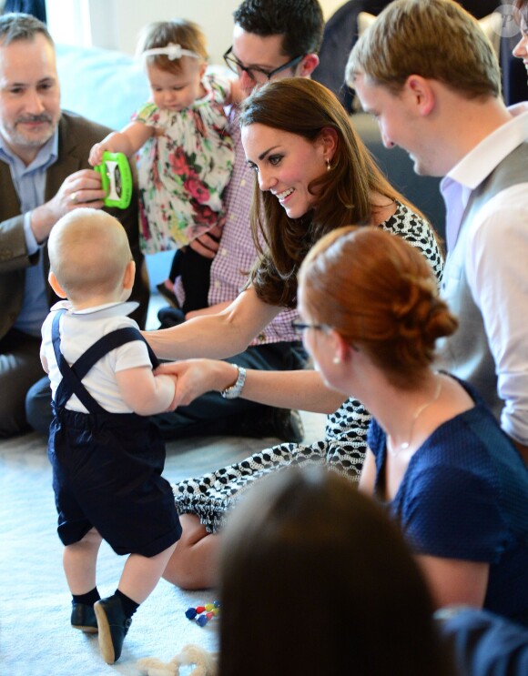 Le prince George de Cambridge, âgé de 8 mois, honorait son tout premier engagement officiel avec ses parents le prince William et Kate Middleton le 9 avril 2014 en Nouvelle-Zélande, lors d'un événement avec dix autres bébés organisé par l'association Plunket à la Maison du gouvernement à Wellington.