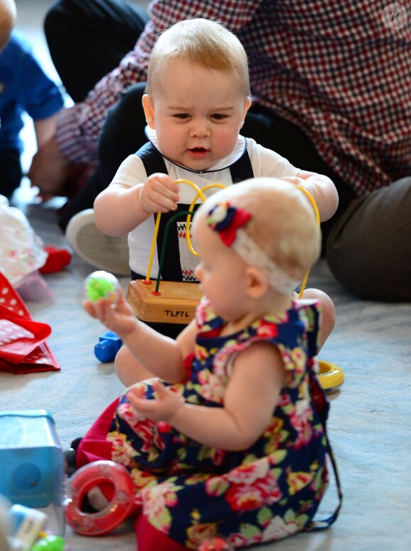 Le prince George de Cambridge, âgé de 8 mois, honorait son tout premier engagement officiel avec ses parents le prince William et Kate Middleton le 9 avril 2014 en Nouvelle-Zélande, lors d'un événement avec dix autres bébés organisé par l'association Plunket à la Maison du gouvernement à Wellington.