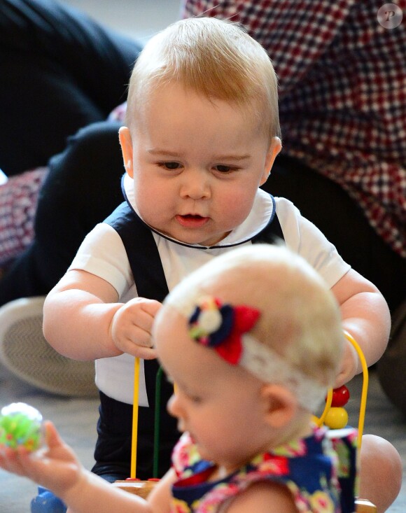 Le prince George de Cambridge, âgé de 8 mois, honorait son tout premier engagement officiel avec ses parents le prince William et Kate Middleton le 9 avril 2014 en Nouvelle-Zélande, lors d'un événement avec dix autres bébés organisé par l'association Plunket à la Maison du gouvernement à Wellington.